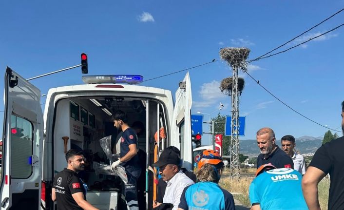 Bingöl’de otomobil elektrik direğine çarptı: 2 yaralı
