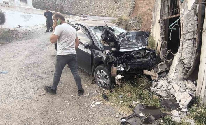 Bitlis’te otomobil duvara çarptı: 2 ölü, 2 yaralı