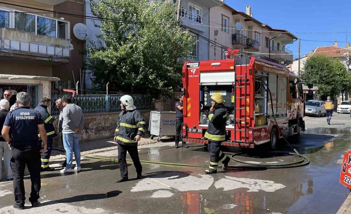 Bodrum katta çıkan yangın paniğe neden oldu, 5 kişi dumandan etkilendi