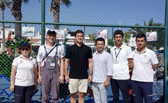 Bodrum’da çocuklar 4 bin bardakla yaza sanatla ’Merhaba’ dedi