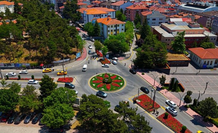 Bolu Belediyesi şehri gül bahçesine dönüştürdü: 561 bin gül ekildi