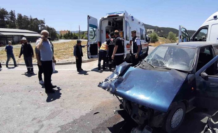 Bolu’da kavşakta süt kamyonu ile otomobil çarpıştı: 2 yaralı