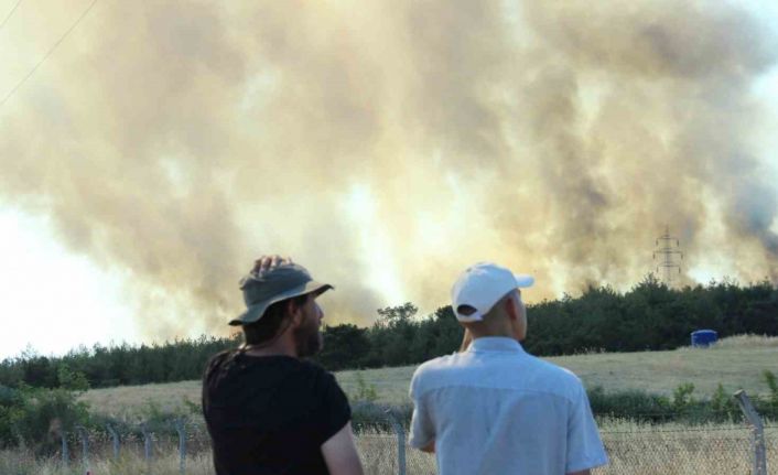 Bornova Yakaköy’de yangın sebebiyle tahliyeler başladı