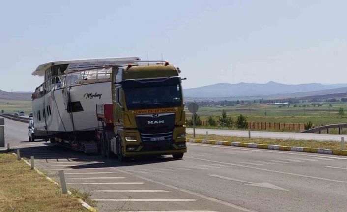Bozkırda karadan giden yat, görenleri şaşkına çevirdi