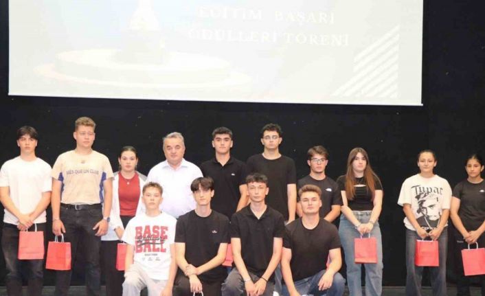 Bozüyük’te ’Eğitimde Başarı Ödülleri’ sahiplerini buldu