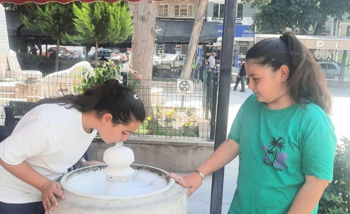 Bu ilçenin sokaklarındaki çeşmelerden 100 yılı aşkındır buz gibi doğal kaynak suyu akıyor