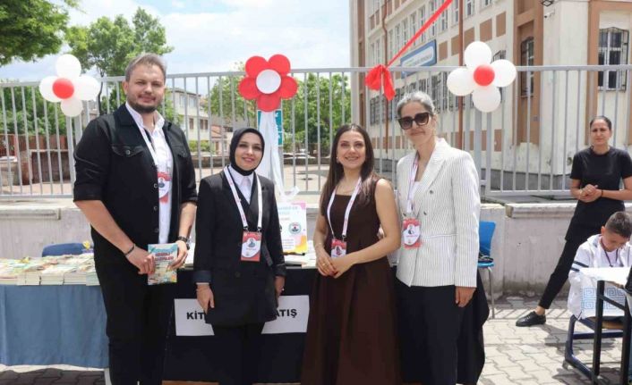 Bu kitabın 100 yazarı var