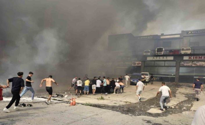 Buca Otokent’e sıçrayan orman yangında 25 araç kül oldu