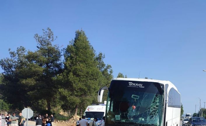 Burdur-Antalya yolunda refüje çıkan yolcu otobüsü direğe çarptı: 6 yaralı