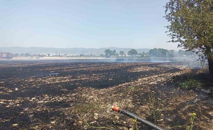 Burdur’da arazide çıkan yangında 10 dönüm anız, saman balyaları ve sulama boruları zarar gördü
