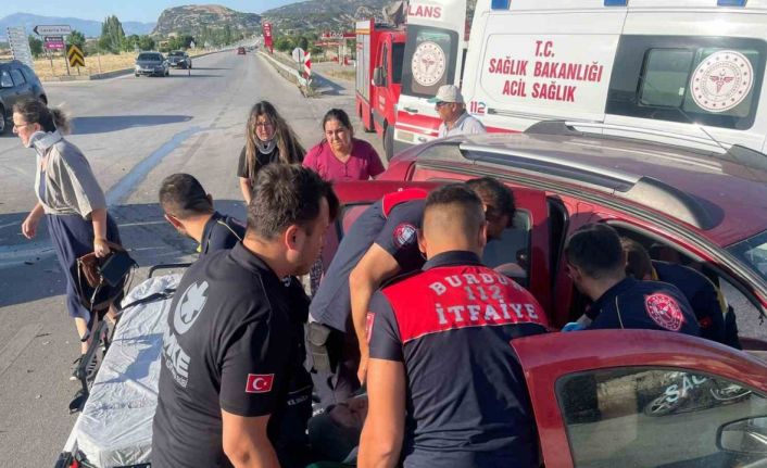 Burdur’da hafif ticari araç ile otomobil çarpıştı: 4 yaralı