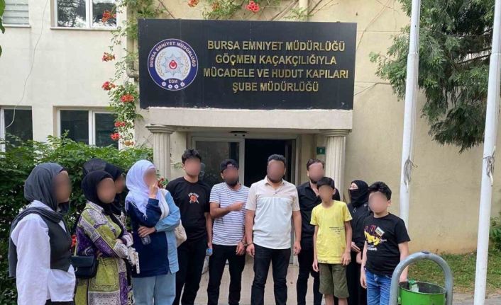 Bursa’da göçmen kaçakçılığı operasyonu: 12 yabancı uyruklu şahıs yakalandı, 3 şüpheli gözaltında