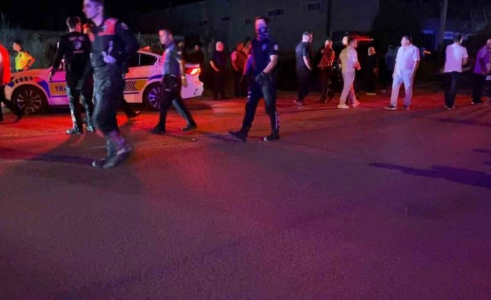 Bursa’da park halindeki araçlara çarpıp kaçtı, geri döndüğünde araç sahiplerinin saldırısına uğradı