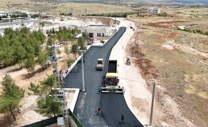 Büyükşehir Belediyesi, Midyat’ta asfalt çalışmalarını sürdürüyor