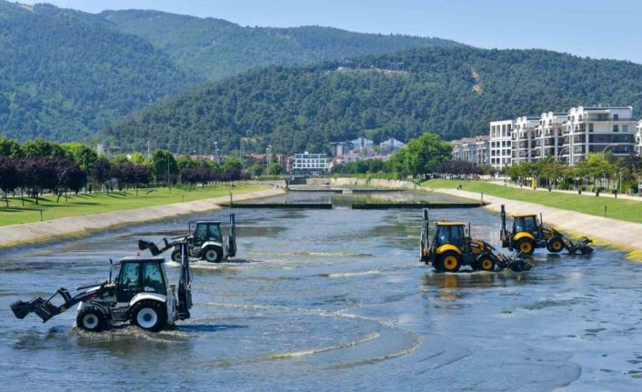Büyükşehir Belediyesi’nden Hüdavendigar’da dere temizliği
