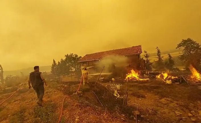 Büyüksürmeli köyünde yangın 3 eve sıçradı