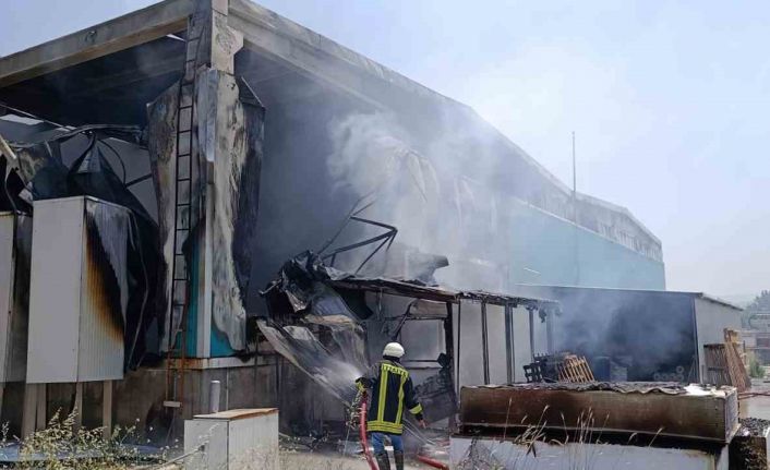 Çanakkale’de plastik cam fabrikasında çıkan yangın söndürüldü, 1 çalışan yaralandı