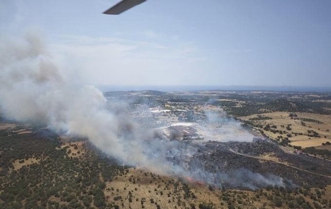 Çanakkale’de tarım arazisinde çıkan ve ormanlık alana sıçrayan yangın kontrol altına alındı