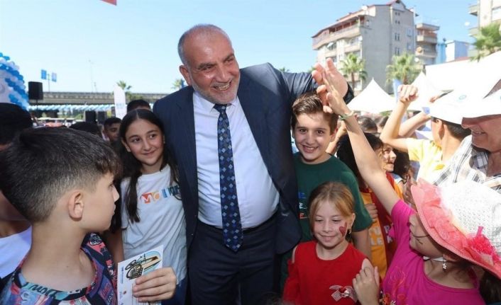 Canik’te camiler çocuklarla, çocuklar hediyelerle buluşuyor