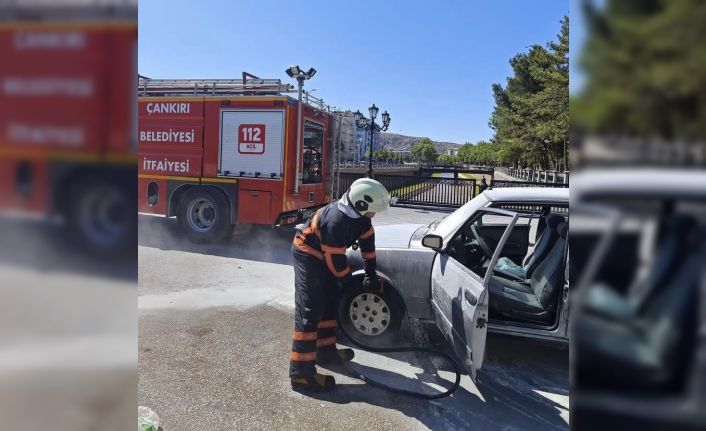 Çankırı’da seyir halindeki otomobil alev aldı