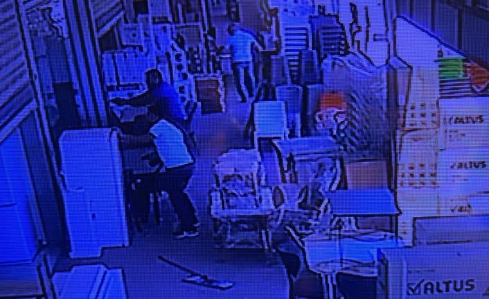 Çarşının ortasındaki silahlı kavgada 4 kişi yaralandı