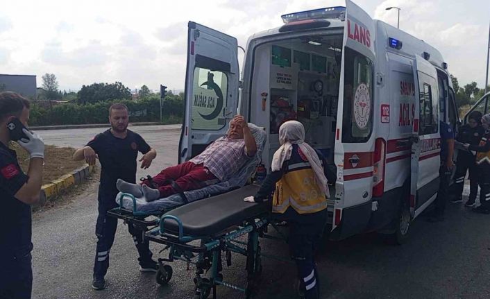 Çaycuma’da hasta sevki yapan ambulansla otomobil çarpıştı