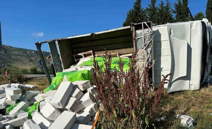 Çeltikçi’de gazbeton yüklü kamyonet şarampole devrildi