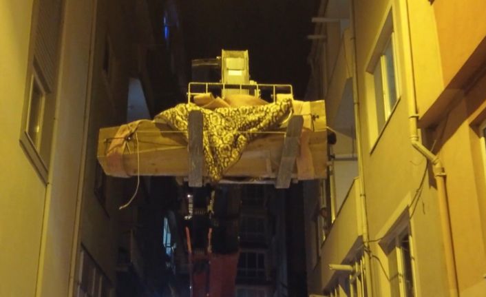 Cenazeyi vinçle taşıdılar