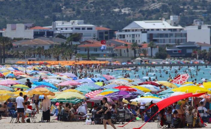 Çeşme’de plajlar doldu taştı nüfus 1 milyonu geçti