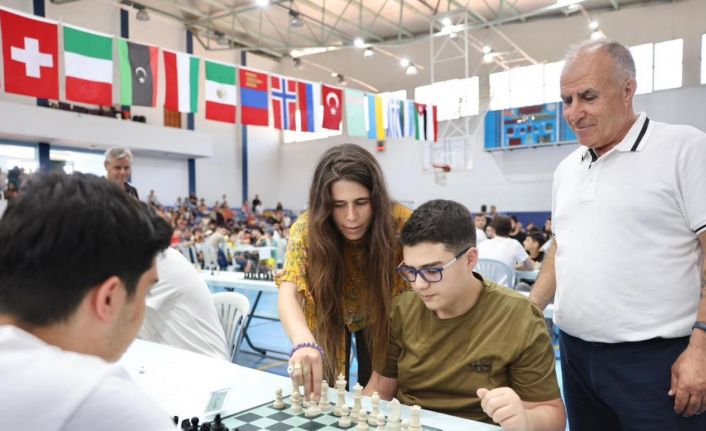 Çeşme’deki Yıldırım Turnuvası’nın açılış hamlesi Lal Denizli’den