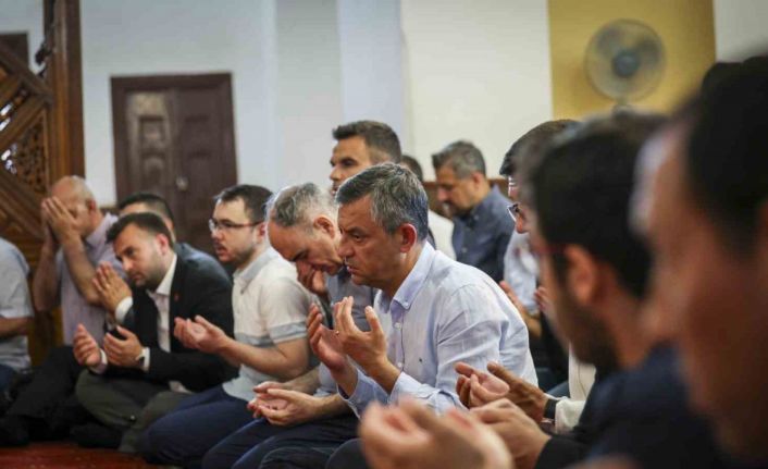 CHP Genel Başkanı Özel, Başkan Zeyrek için düzenlenen mevlide katıldı