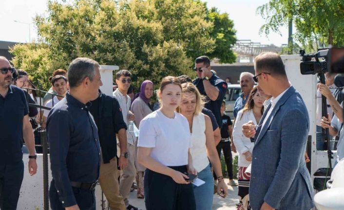 CHP lideri Özel, Başkan Zeyrek’in kızını YKS’nin ikinci oturumunda da yalnız bırakmadı