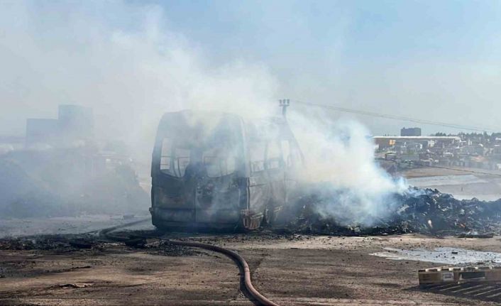 Çıkan yangında paletler kül oldu, minibüs ise demir yığınına döndü