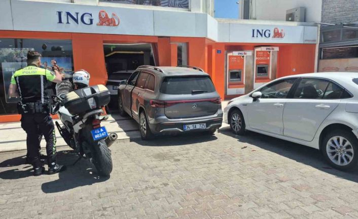 Cipin çarptığı otomobil bankaya girdi