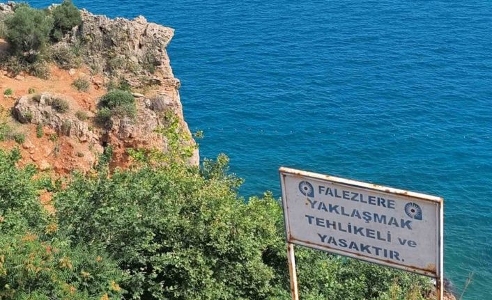 Çit ve uyarı tabelasını dikkate almayıp falezlere çıkan gençler ölüm atlayışları yapıyor