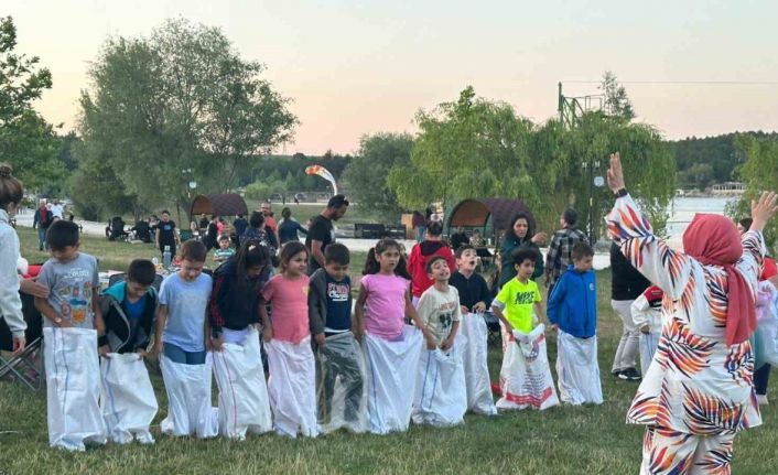 Çocuklar anne ve babalarıyla hem kitap okudular hem de oyunlar oynadılar