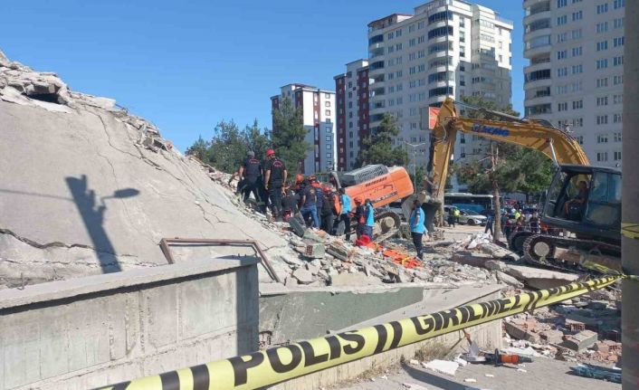 Çöken binadan iş makinesi operatörünün cansız bedeni çıkarıldı