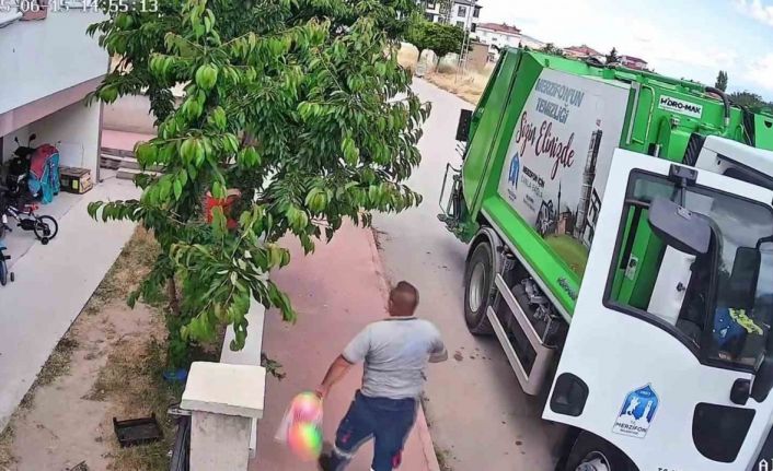 Çöp kamyonunun toplarını patlattığı çocuklara, temizlik işçileri yeni top aldı