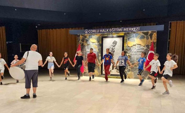 Çorlu Melahat Kozar İlkokulu Halk Oyunları Ekibi bölge şampiyonu