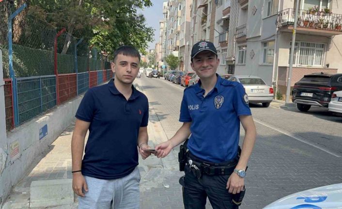 Çorlu’da lise öğrencisinden insanlık örneği: Yolda bulduğu paraları polis teslim etti