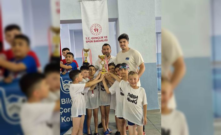 Çorum’da düzenlenen yüzme yarışında minik sporcular kıyasıya yarıştı