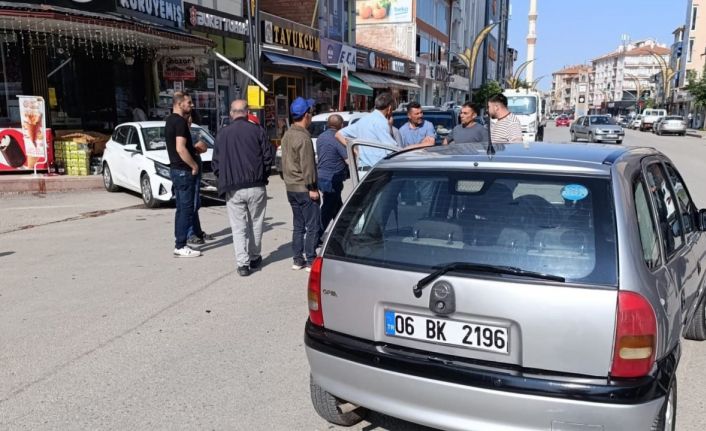 Çorum’da iki otomobil kafa kafaya çarpıştı: 3 yaralı