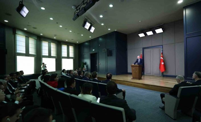 Cumhurbaşkanı Erdoğan: "(İsrail İran savaşına ilişkin)Taraflar arasında ateşkes sağlanmasına dair mutabakata ulaşıldığı haberini memnuniyetle karşılıyoruz"