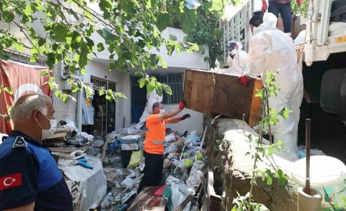 Daireden kamyon kamyon çöp çıktı