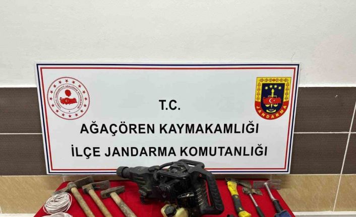 Defineciler kazı yaparken suçüstü jandarmaya yakalandı