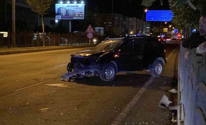 Demir korkuluklara çarpan otomobildeki 2 kişi yaralandı