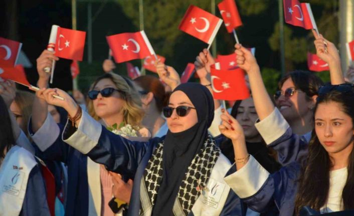 Demirci’de mezuniyet coşkusu, öğrenciler karanfillerle uğurlandı