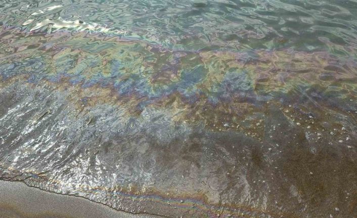 Deniz suyunun rengi değişti, vatandaşlar tahliye edildi