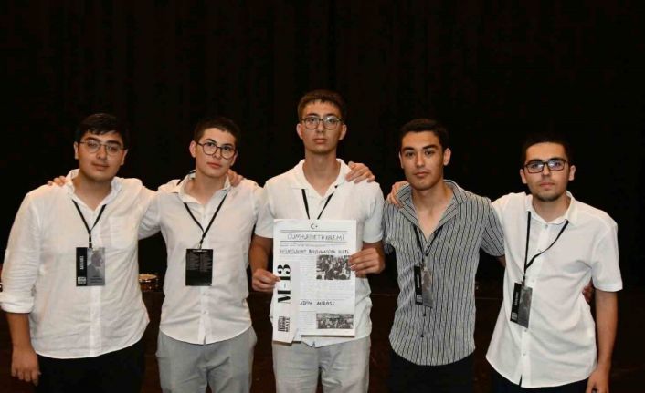 Denizli’de liseli gençler cumhuriyetin manşetlerini yazdı