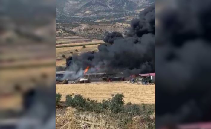 Depoda yangın çıktı, gökyüzünü kara dumanlar kapladı